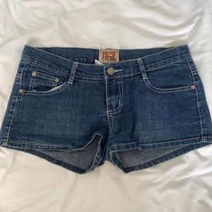 Junior women’s denim low/mid rise jeans shorts in size 3